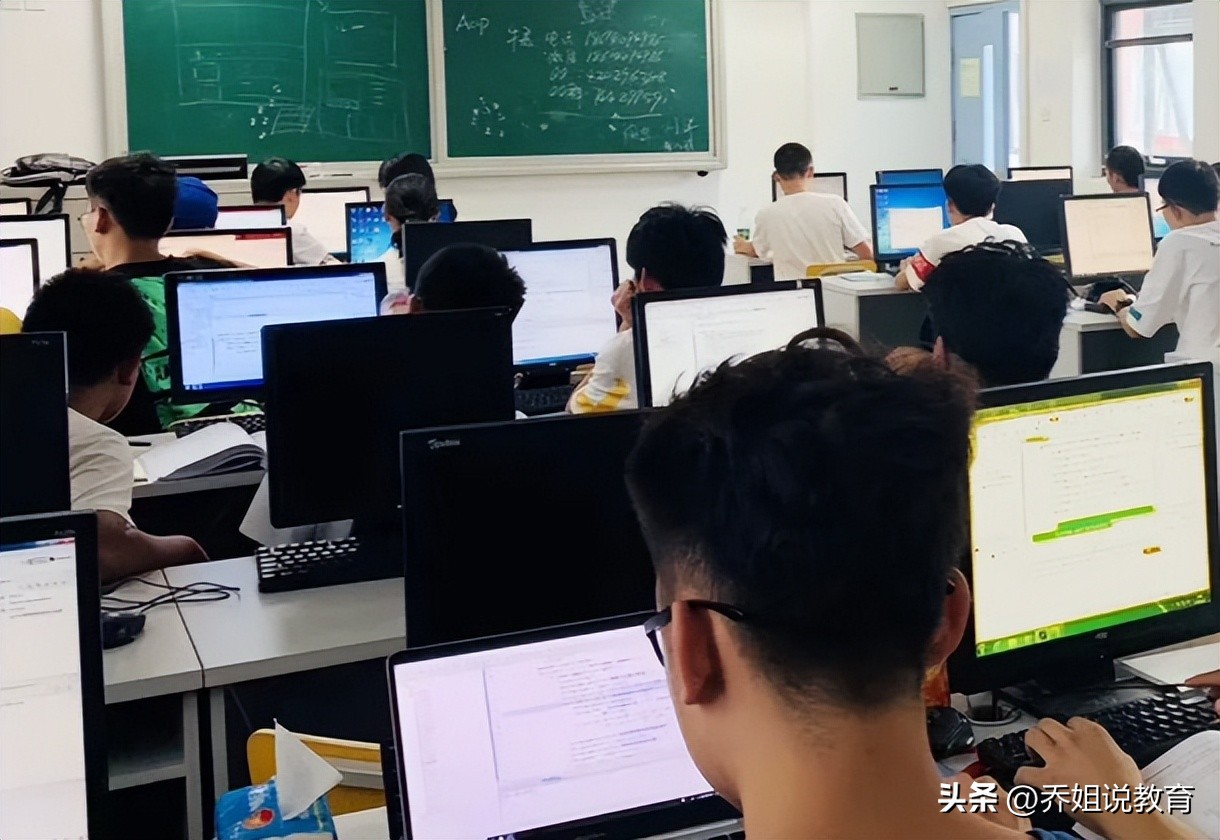 一本线边缘考生福利!报考这4所学院,毕业拿大学毕业证且分低