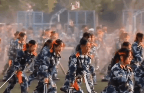 广西高校军训硬核如战狼 真枪实弹堪比大片