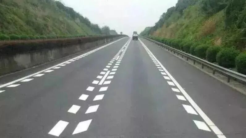 高速路上的交通标志标线图解,减速标线导流线啥意思