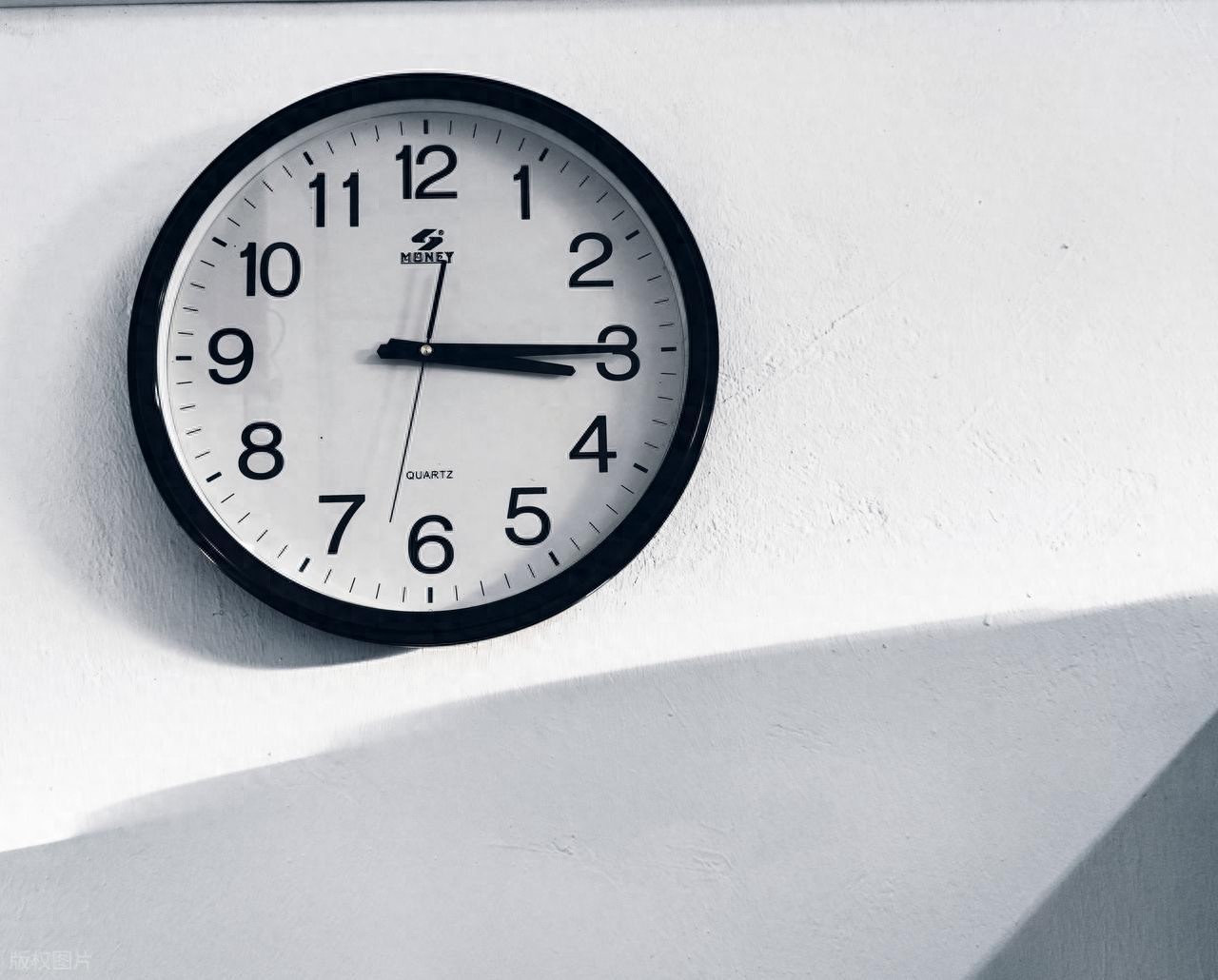 高速服务区超时费引争议，货车司机和自驾族深受其害