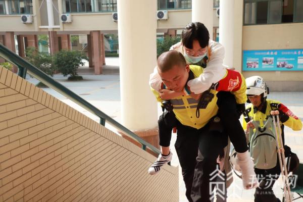 高考出行方式多样,各地现温情送考瞬间,为考生保驾护航