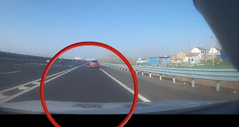 G25长深高速淮安大桥段突发故障，交警90秒紧急救援脱险