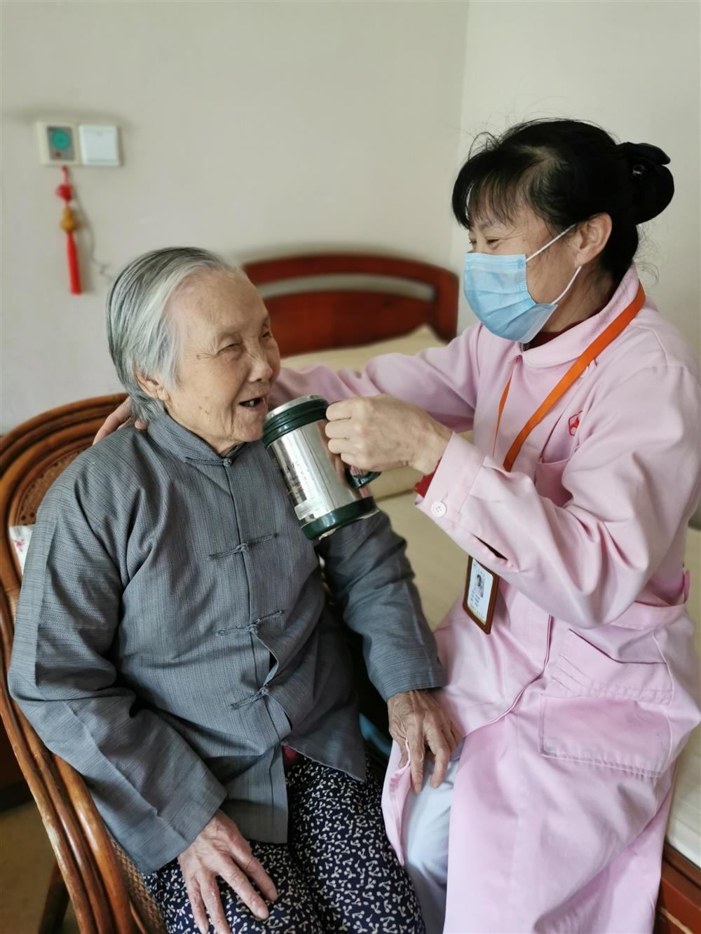 上海养老机构封闭管理，疫情下老人照料与物资保障情况如何？