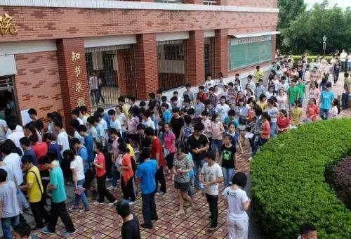 八次高考的坚守：农村长子承载全家期望冲击大学梦