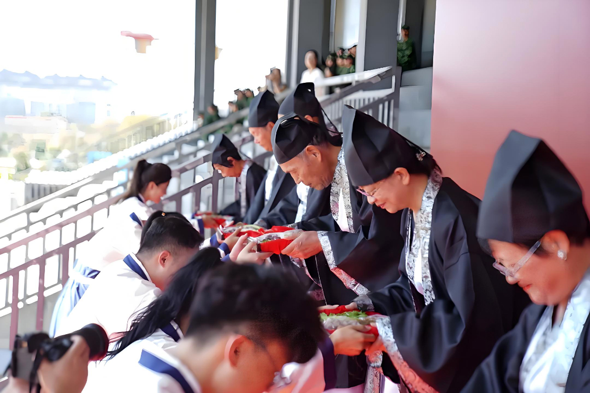 贵州大学2025级新生开学典礼暨军训动员大会盛大开启