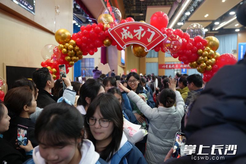 高考冲刺关键期,雅礼书院中学为高三学子举行成人礼