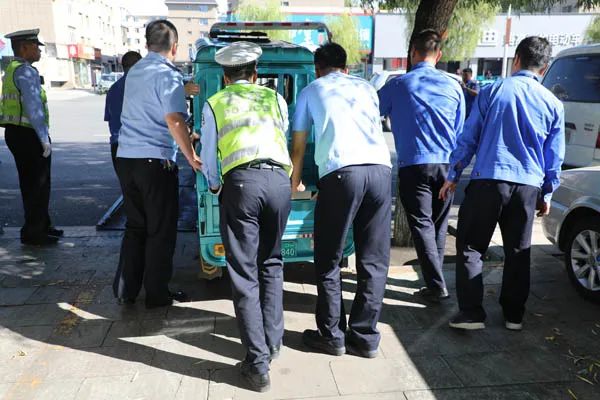 梅河新区交警支队强化整治,严管车辆违停乱象打造良好交通环境