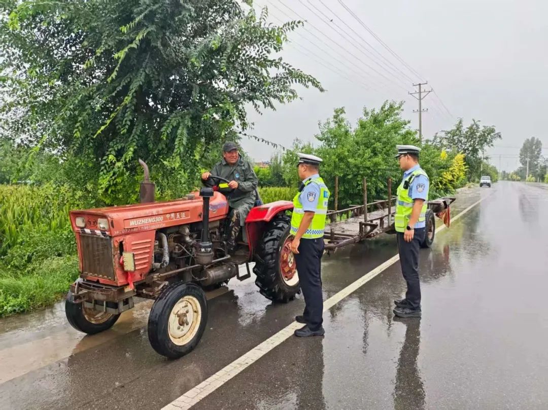 秋收季农村三流叠加违章高发,公安交管部门全力保障安全