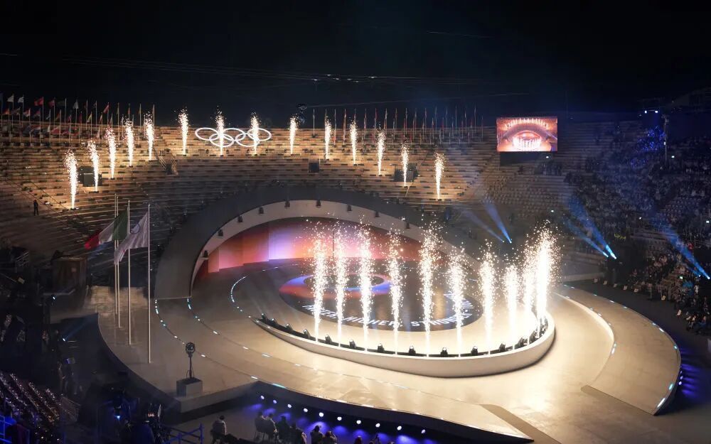 米兰冬奥会闭幕式精彩瞬间:志愿者致谢与各代表团入场等