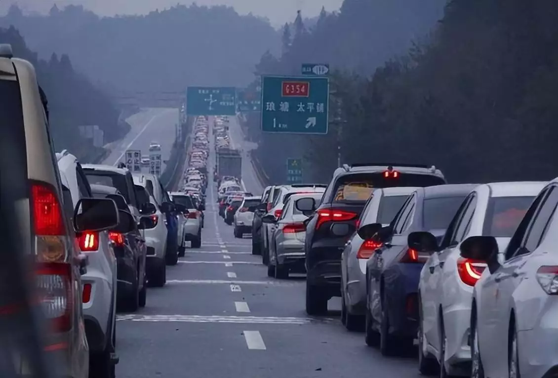 高速节假日免费致拥堵,老司机揭秘出行扎堆堵车真相