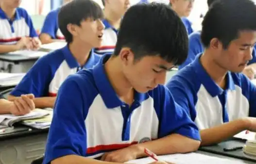 2022年《新体育法》正式宣布,体育成绩将与高考报名挂钩。高考学生需要注意的