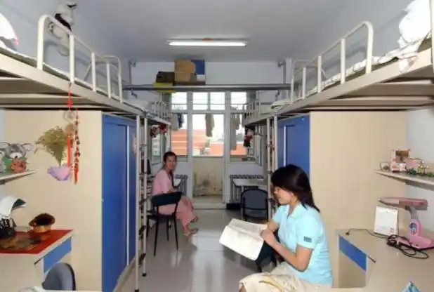 大学寝室环境差距大，新生幻想与现实落差，寒酸寝室引关注