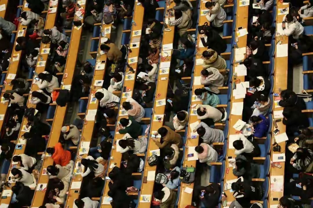 大学管理似高中，多方因素致此，宽松严格如何平衡？