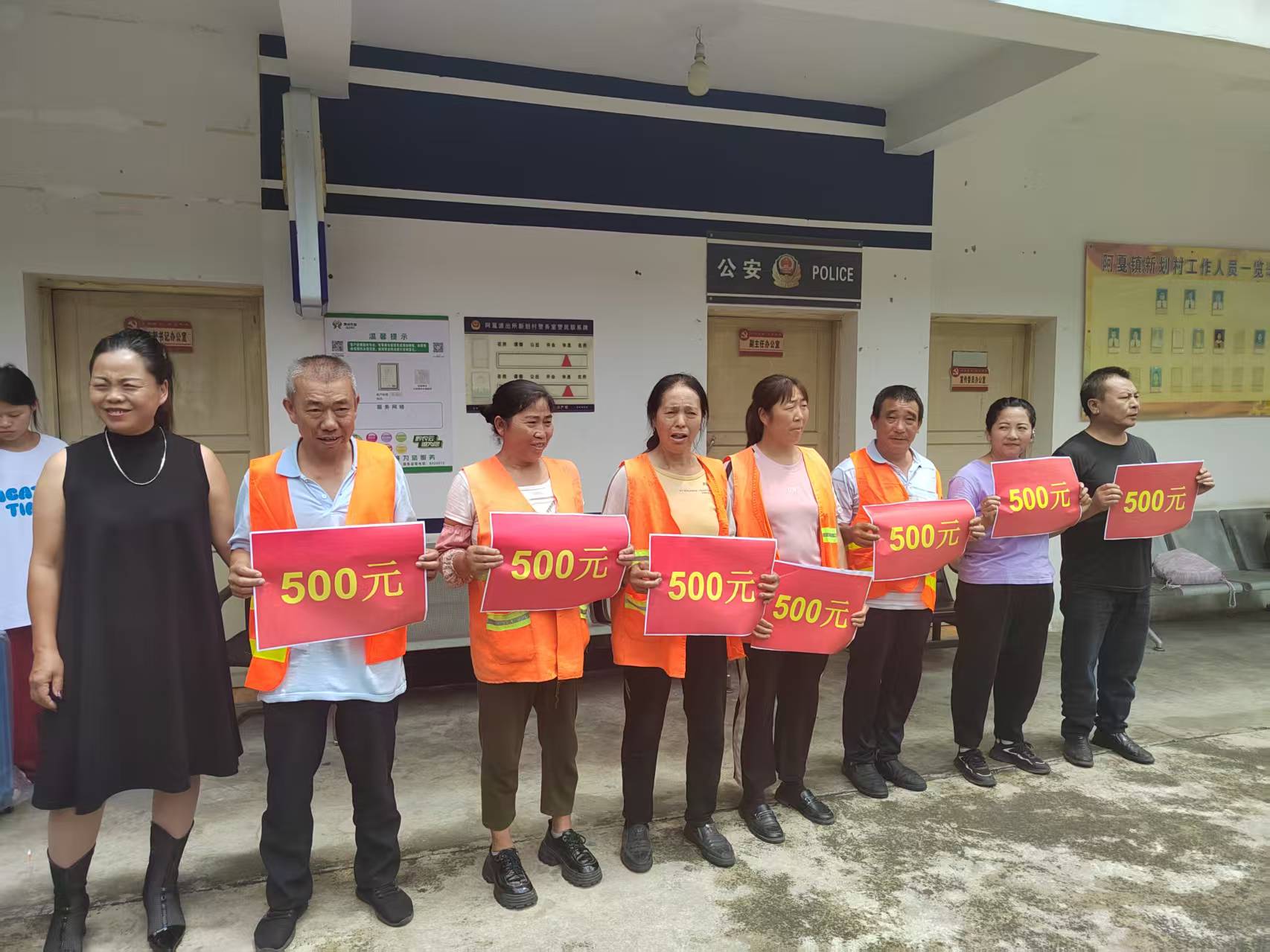 村里爱心企业发钱发箱包,帮大学新生圆梦